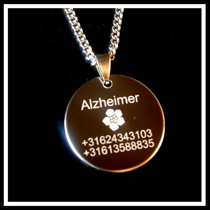 Alzheimer of Dementie penning RVS gegraveerd met het hartslagteken en twee ICE telefoonnummers aan RVS ketting naar keuze.