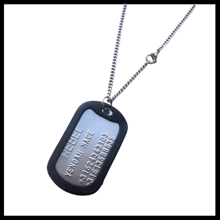 Dogtag special met op de eerste regel naam in het groot geponst, overige vier regels normale lettergrootte. Inclusief RVS schakelketting 70cm.