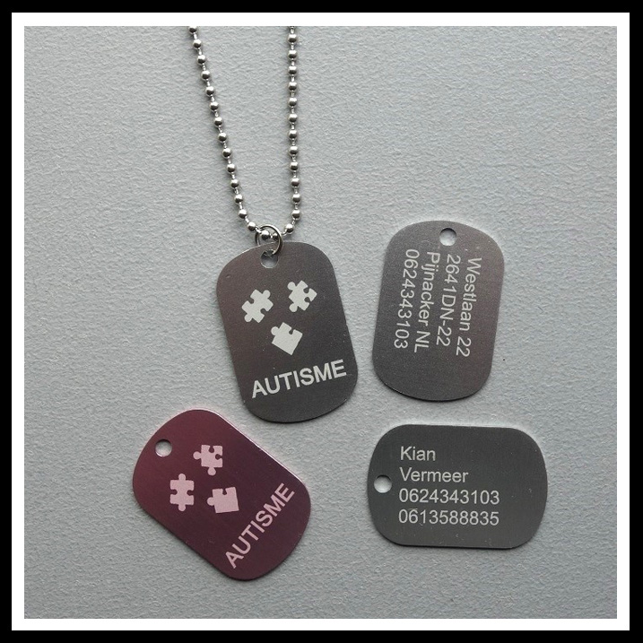 Dogtag mini gegraveerd voorzijde tekst autisme en puzzelstukjes, achterzijde eigen tekst. Materiaal aluminium.