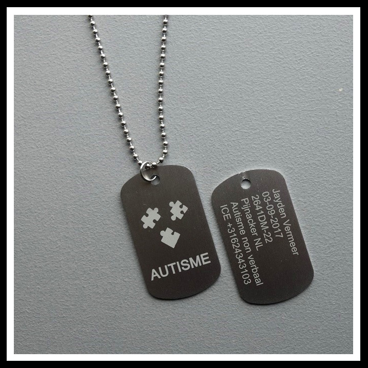 Dogtag aluminium gegraveerd autsime en puzzelstukjes voorzijde, achterzijde 5 regels eigen tekst.