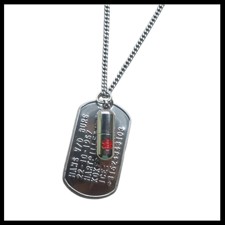 Dogtag RVS 6 regels geponste tekst en RVS pillenkokertje aan één ketting. Handig voor hartpilletje. Diverse rvs kettingen mogelijk.