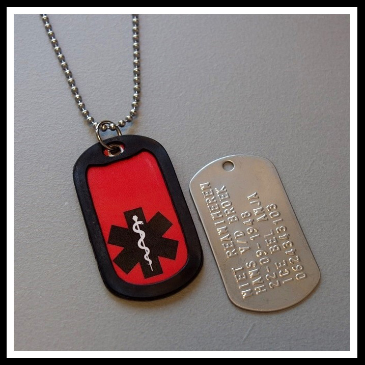 Dogtag met medische sticker voorzijde medisch teken, in vier leuke kleuren verkrijgbaar. Achterkant 6 regels tekst geponst.