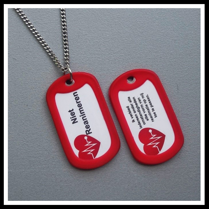 Dogtag met sticker korte of lange tekst niet reanimeren aan de voorzijde. Aan de achterzijde 6 regels tekst geponst.