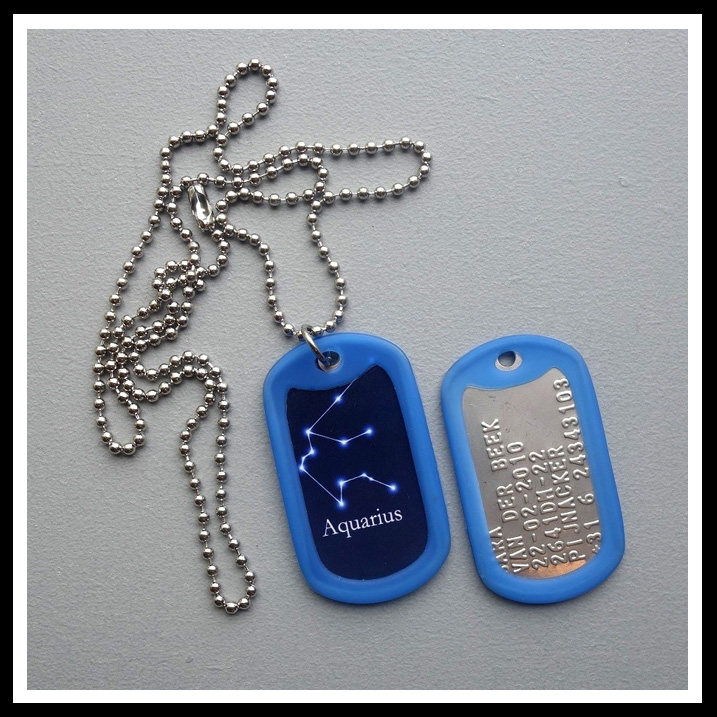 Dogtag met sterrenbeeld sticker heelal. Sticker voorzijde, achterzijde 6 regels geponste tag.