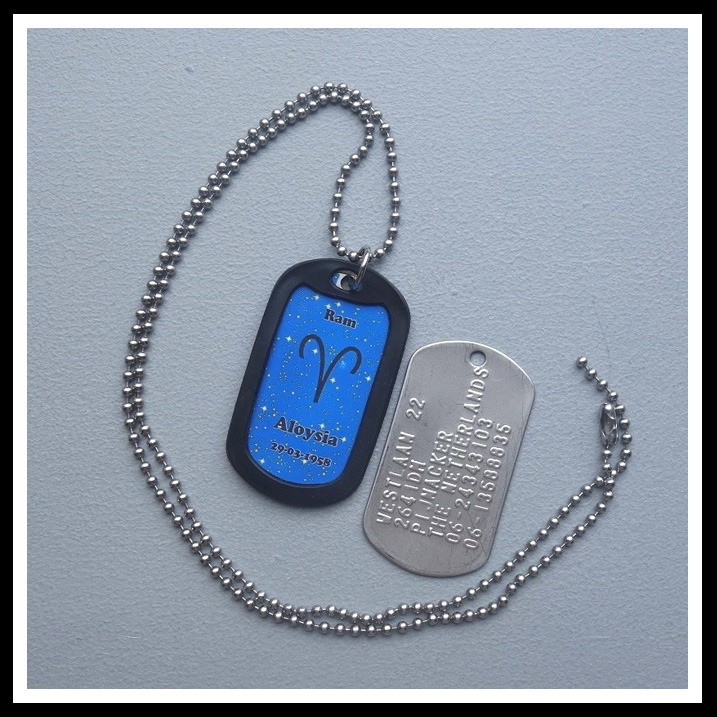 Dogtag met sticker sterrenbeeld symbool. Achterzijde 6 regels tekst geponst. Inclusief balletjes ketting.