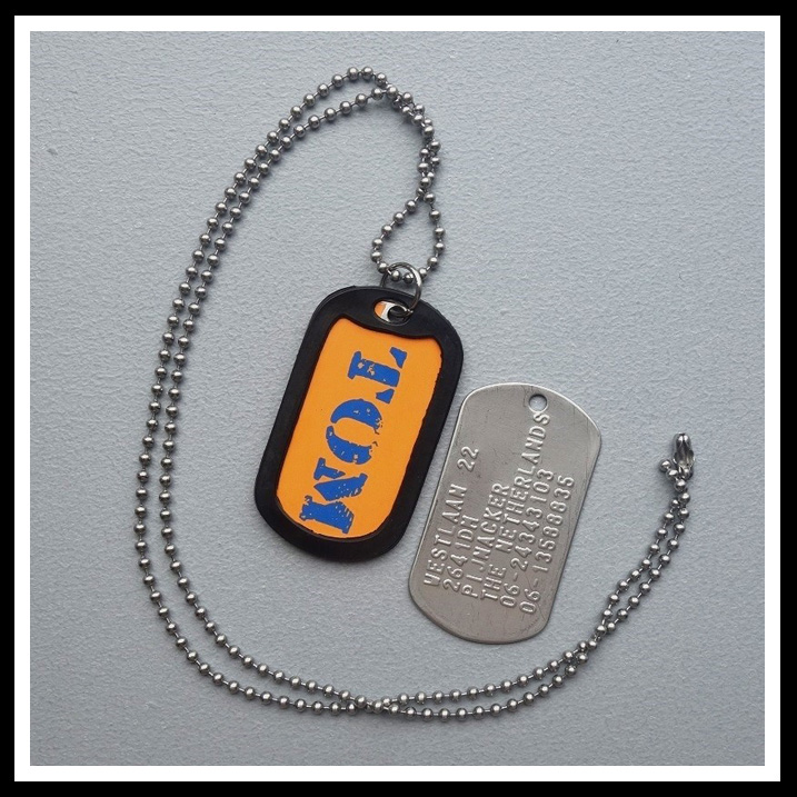 Dogtag met naam sticker stoer, diverse mooie kleuren te verkrijgen. Achterzijde 6 regels tekst geponst. Inclusief balletjes ketting.