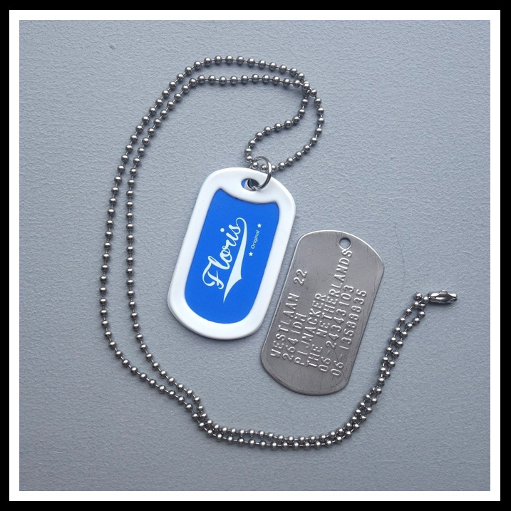 Dogtag met naamsticker style vintage, diverse kleuren te verkrijgen. Inclusief balletjes ketting.