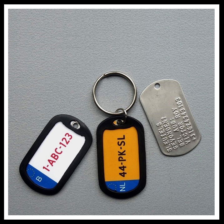 Sleutelhanger Kentekenplaat dogtag. In Nederlands of Belgisch kenkeken, inclusief RVS ketting naar keuze. Achterzijde 6 regels tekst geponst.