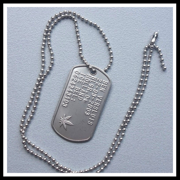 Dogtag met ingestanst wiet teken roestvaststaal inclusief rvs balletjesketting en gratis silencer naar keuze.