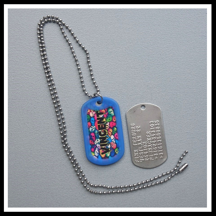 Dogtag met sticker sculls & bones. U kunt uw naam in de sticker laten zetten. In diverse designs te verkrijgen. Achterzijde 6 regels tekst geponst, voorzijde sticker. Inclusief rvs balletjes ketting.