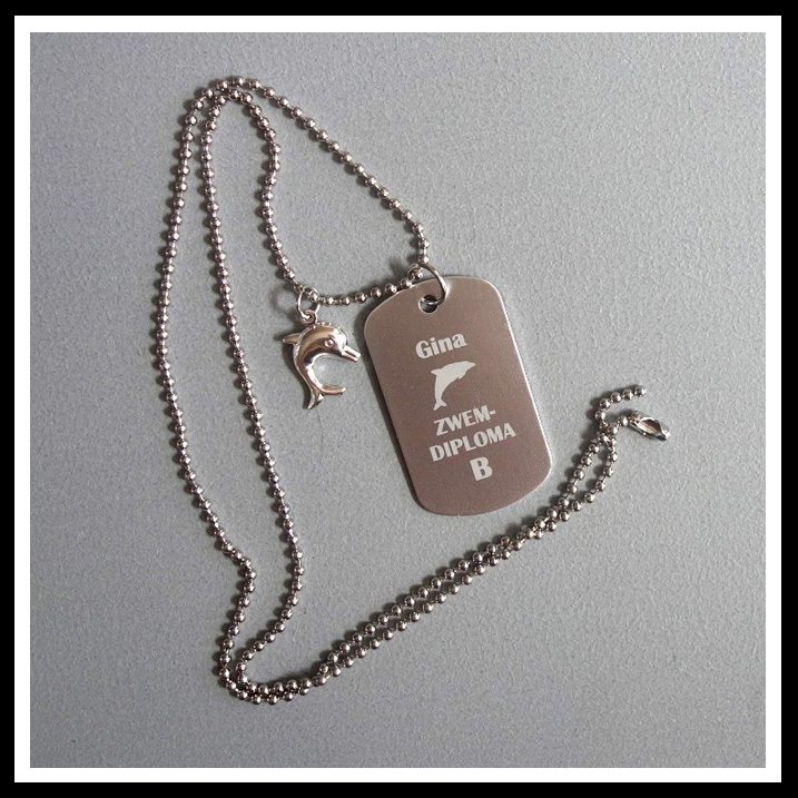 Dogtag gegraveerd zwemdiploma A, B of C,met afbeelding dolfijn, zwemmertje of duikbril en voornaam. Inclusief balletjes ketting.